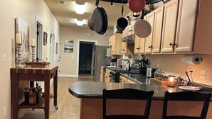 ماكينة لصنع القهوة/الشاي، ثلاجة، ميكروويف، فرن