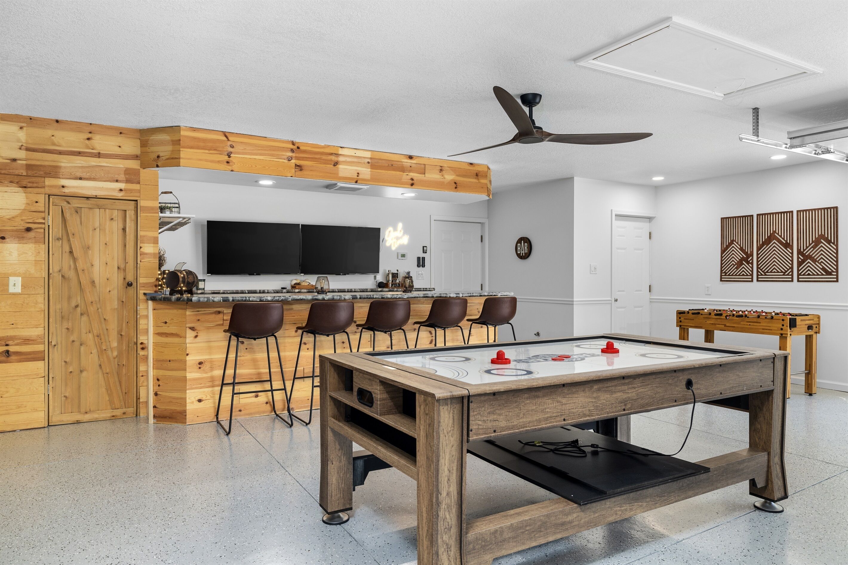 Lakeside Lodge - Game Cave, Golf Greens! Sleeps 17