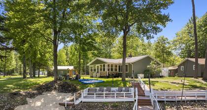 Lakeside Lodge - Game Cave, Golf Greens! Sleeps 17