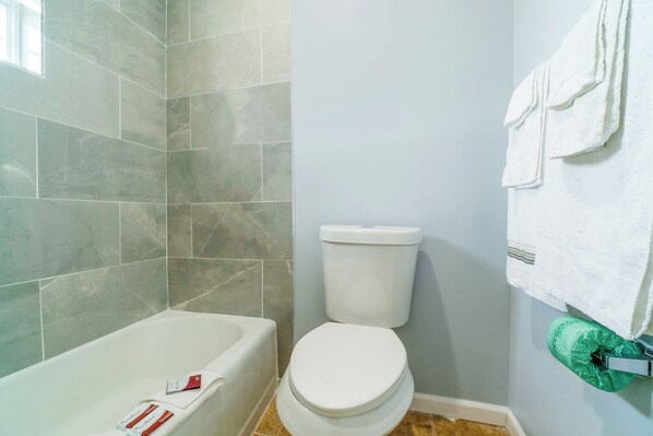 Standard Room, 2 Queen Beds, Non Smoking | Bathroom