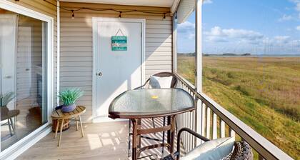 Bethany Bay water-view townhouse with pool, on-site golf & sports courts access