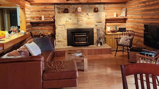 Smart TV, fireplace - Spacious Log Cabin for Fall Getaway! (Kawartha Lakes)