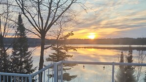Terrace/patio - Spacious Log Cabin for Fall Getaway! (Kawartha Lakes)