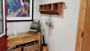 Interior - Spacious Log Cabin for Fall Getaway! (Kawartha Lakes)