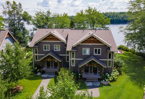 2 bed 1.5 bath Villa on Lake Muskoka