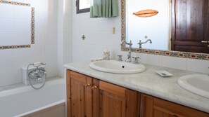 Bidet, Handtücher, Seife, Toilettenpapier