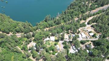Vista aérea de una zona residencial con casas, una carretera y un lago.