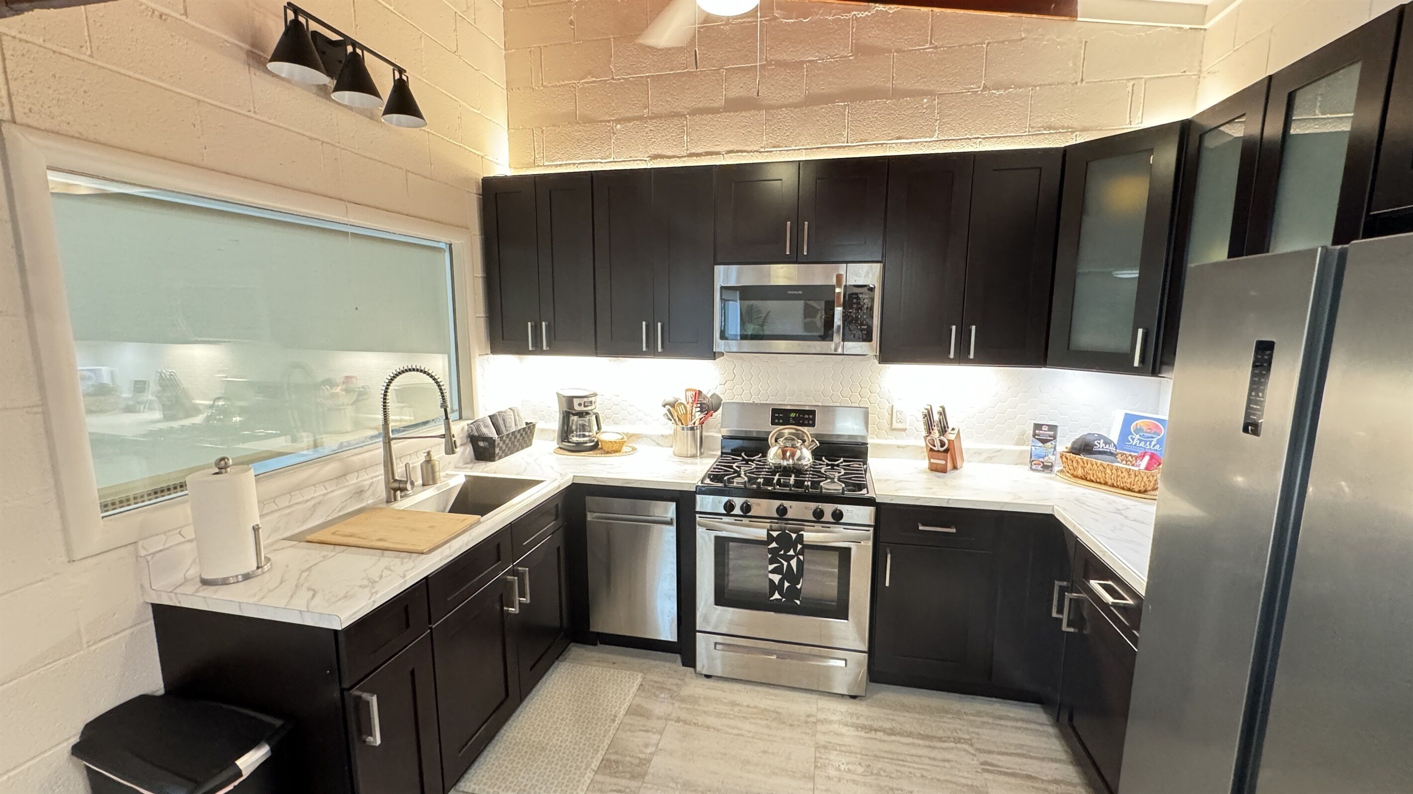 Frigorífico, microondas, horno y placa de cocina