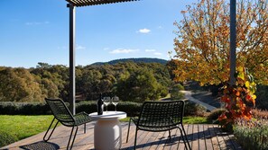 Outdoor dining - Merinda - Paul Bangay Design Garden Luxury Retreat (Porcupine Ridge)