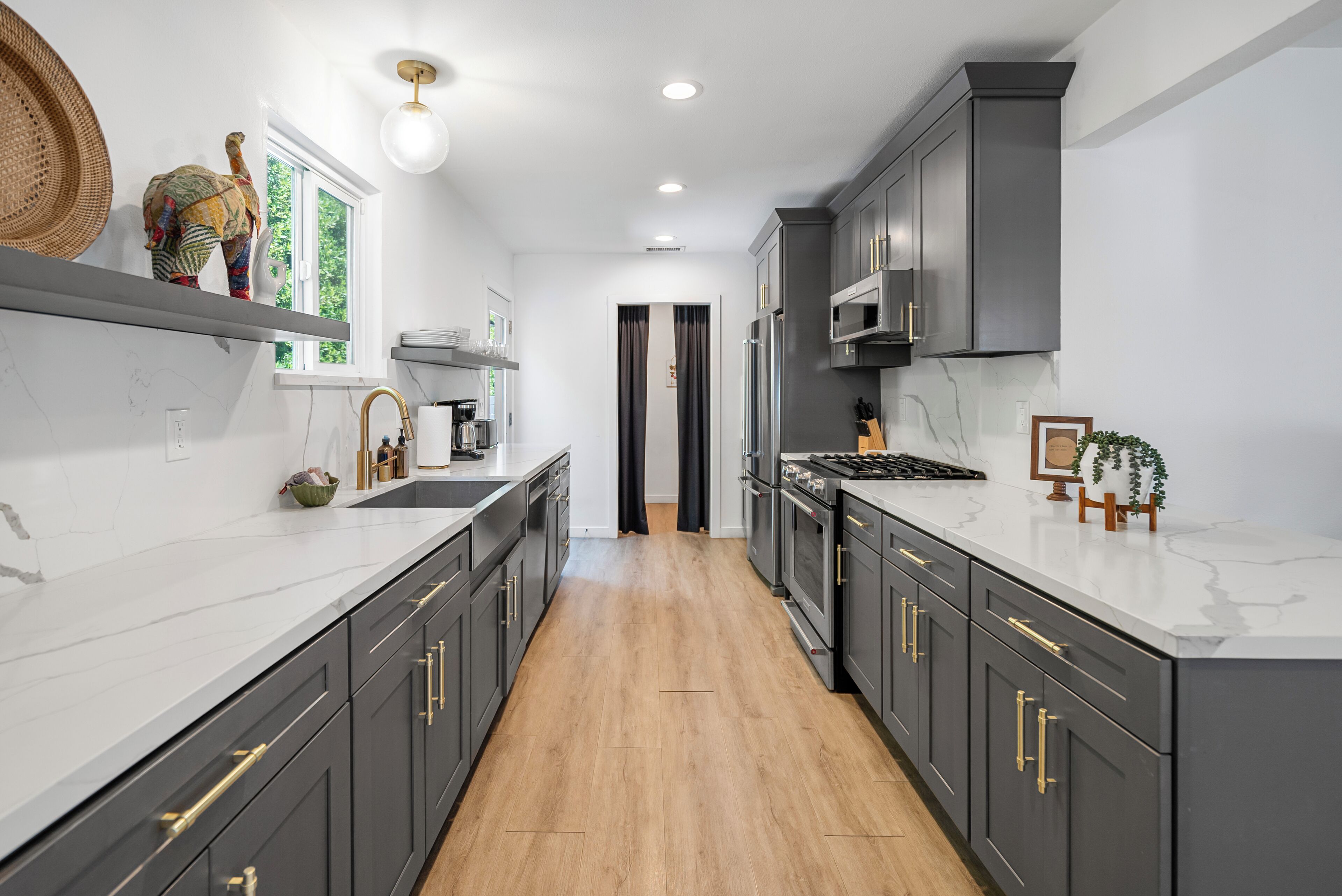 Jääkaappi, mikroaaltouuni, uuni, liesi