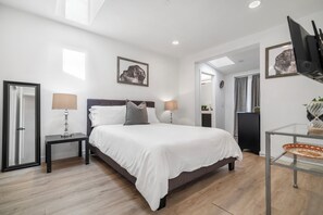 3 bedrooms, desk, iron/ironing board, travel crib