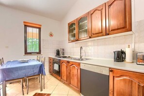 Forn, placa de cuina, rentaplats i torradora 