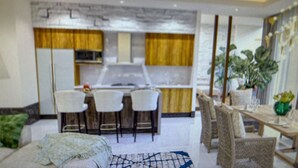 Un intérieur moderne comprenant un coin repas, une cuisine et un espace salon.