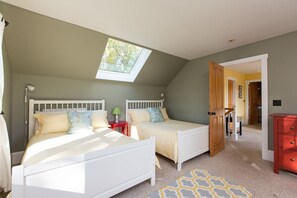 3 bedrooms, iron/ironing board, travel crib, free WiFi - Spectacular Cottage with Shenandoah River Views (Front Royal)