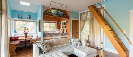 Smart TV, chimenea, libros, estéreo