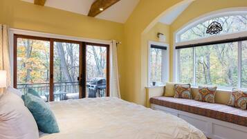 3 bedrooms, iron/ironing board, travel crib, internet