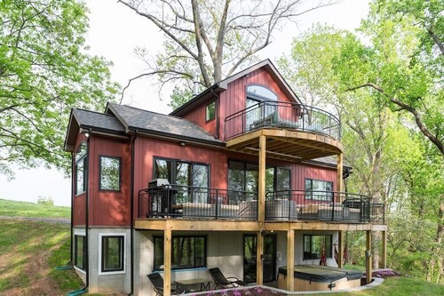 Country Elegance overlooking the Shenandoah River
