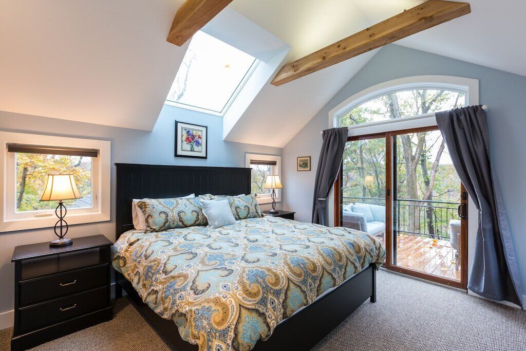 3 bedrooms, iron/ironing board, travel crib, internet