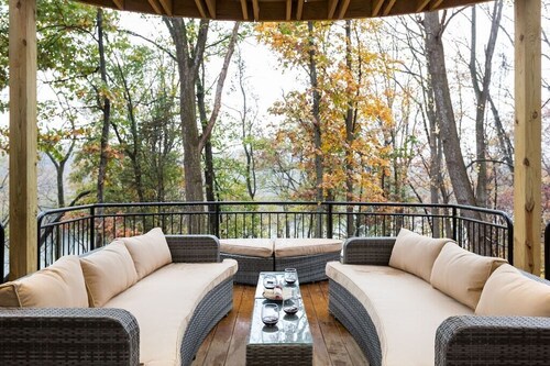 Country Elegance overlooking the Shenandoah River