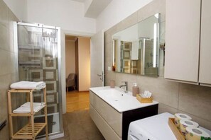 シャワー、ヘアドライヤー、ビデ、タオル