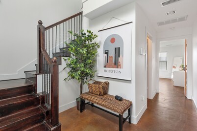 Skyline Views / Fully gated 2 bd /Garage Parking/ 5 Min to TMC and Downtown