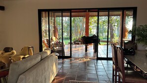 Amplia sala de estar con un gran ventanal corredero que da a un patio exterior.