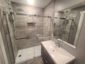 Douche, sèche-cheveux, serviettes fournies, savon