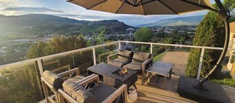 Lake view luxury 3 bedroom home with hot tub