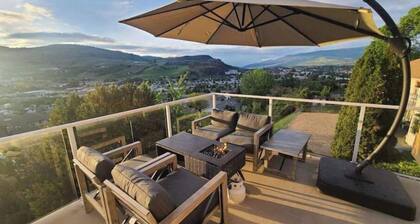 Lake view luxury 3 bedroom home with hot tub