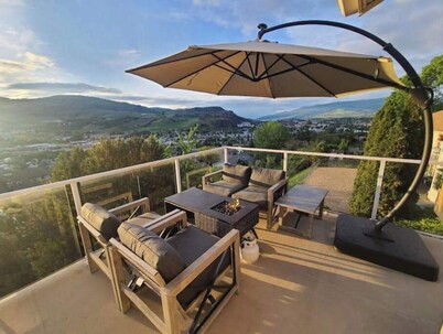 Lake view luxury 3 bedroom home with hot tub