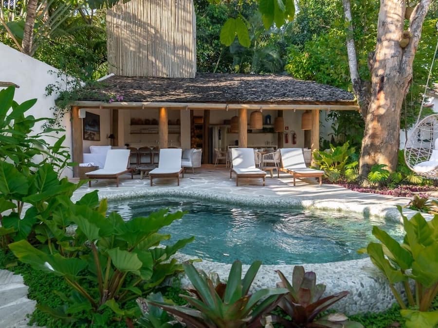 Una piscina al aire libre, sillones reclinables de piscina