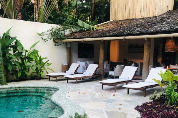 AuĂenpool, geöffnet von 08:00 Uhr bis 22:00 Uhr, LiegestĂŒhle