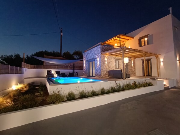 Una piscina al aire libre, una piscina climatizada