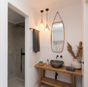 Douche, séchoir à cheveux, bidet, serviettes fournies