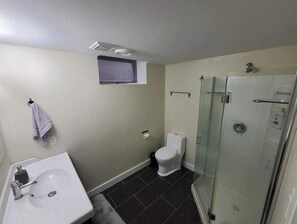 Dusj, hårføner, håndklær og såpe
