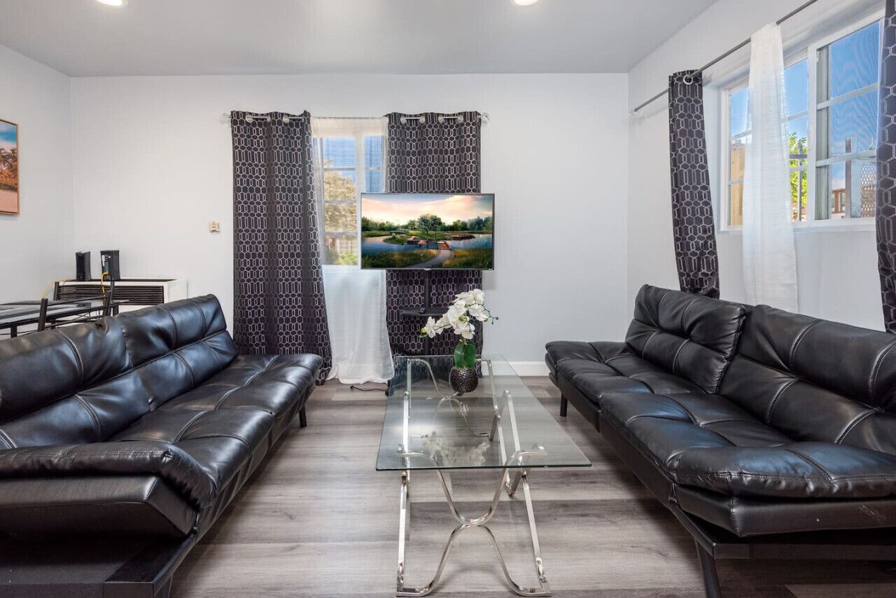 Deluxe Modern 2BR Apt. in Prime Location