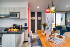 Appartamento Superior, balcone | Area soggiorno | TV a schermo piatto