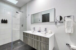 Shower, free toiletries, hair dryer, towels - MEDELLIN 148 by Mr. W (Mexico City)