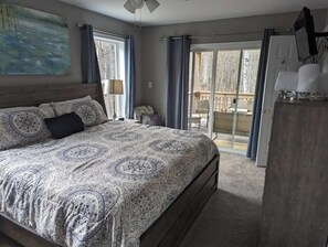 5 bedrooms, iron/ironing board, free WiFi, bed sheets - Lakeview Chalet Poconos Retreat (Pocono Lake)