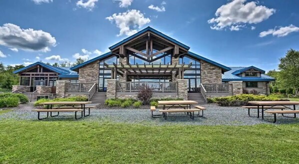 Outdoor dining - Lakeview Chalet Poconos Retreat (Pocono Lake)
