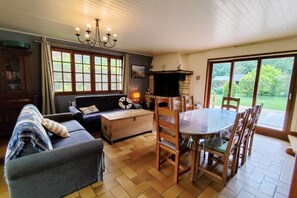 TV, fireplace