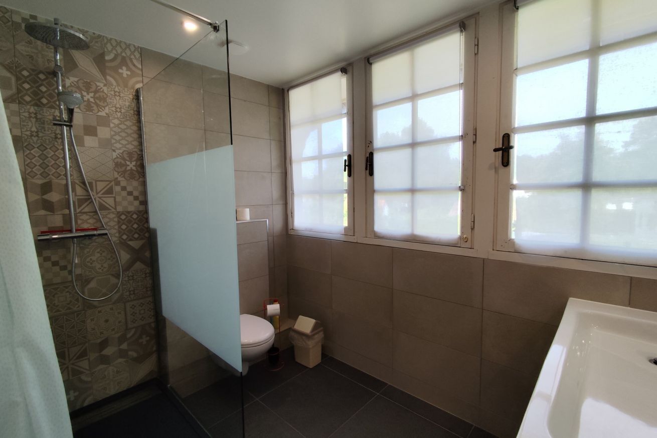 Douche, sèche-cheveux, serviettes fournies, shampoing