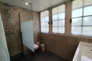 Regadera, secadora de cabello, toallas, shampoo 