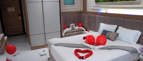 Phòng Deluxe, 1 giường đôi, quang cảnh hồ bơi, cạnh hồ bơi | Bộ đồ giường cao cấp, minibar, két bảo mật tại phòng