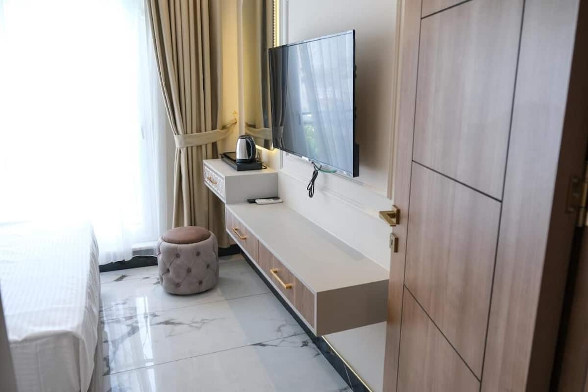 Hochwertige Bettwaren, Minibar, Zimmersafe, Schreibtisch