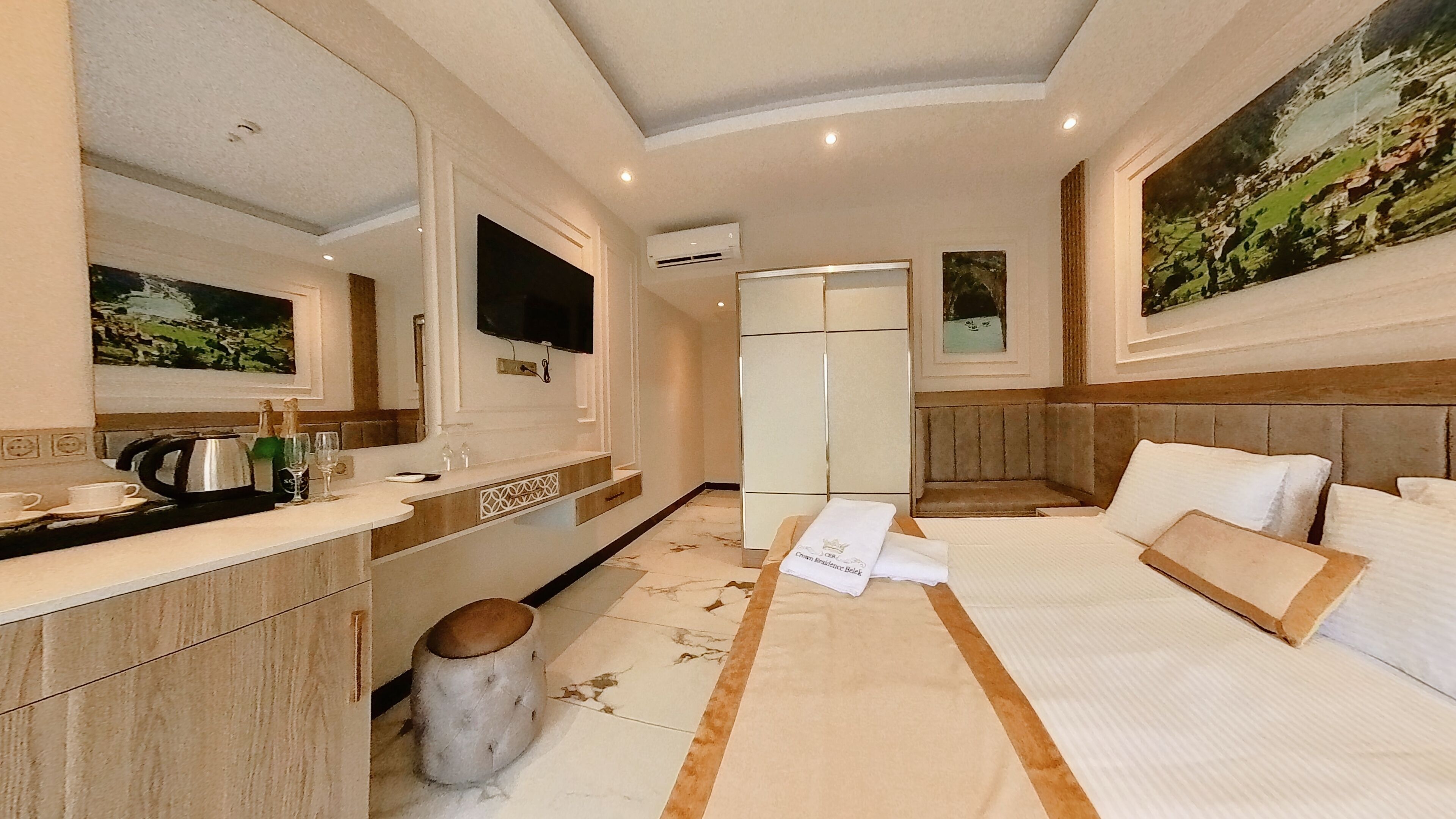 Deluxe Cift Kisilik Oda Havuz Manzarali | Roupas de cama premium, frigobar, cofres nos quartos, escrivaninha