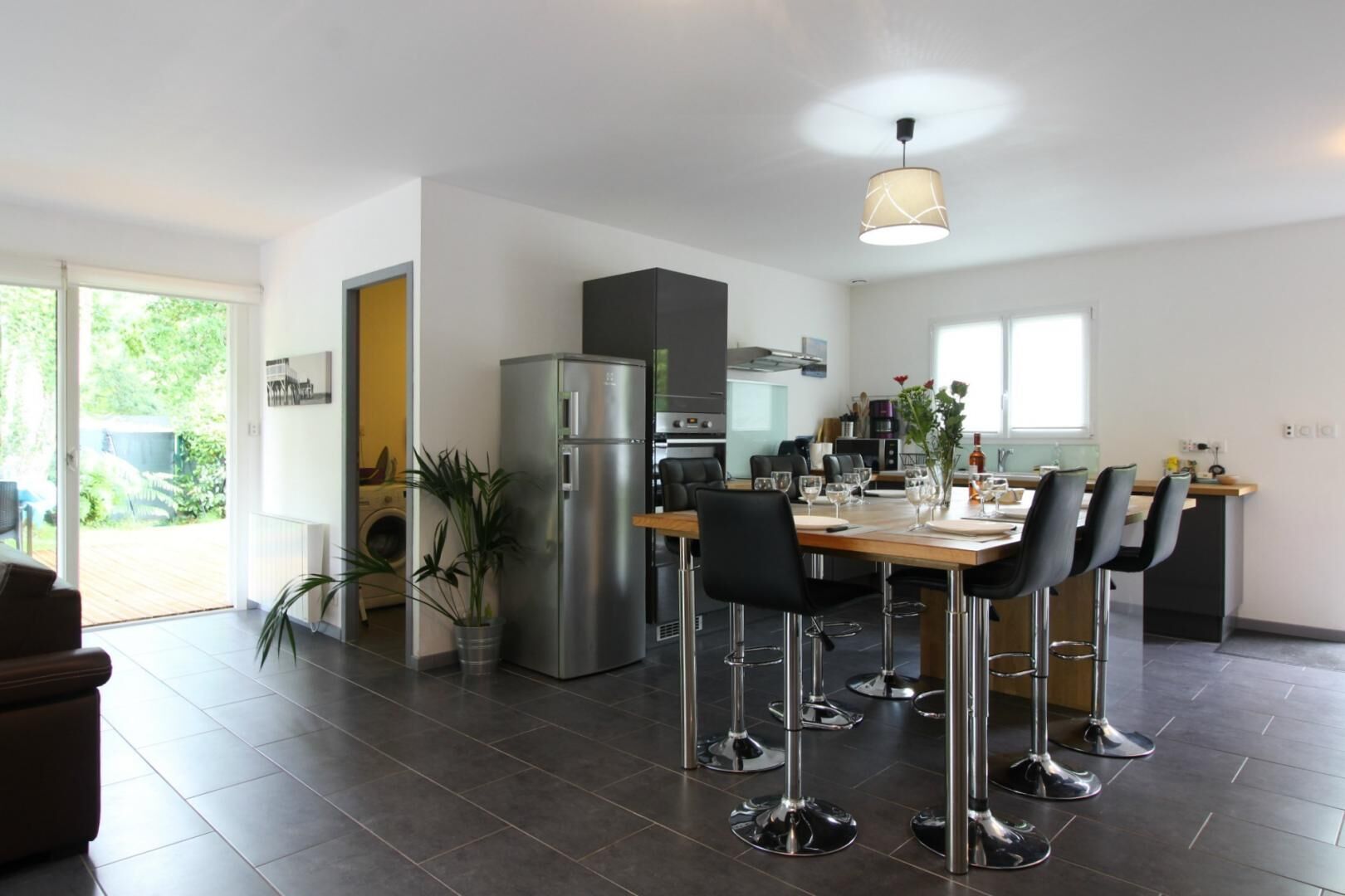 Een koelkast, een oven, een kookplaat, een vaatwasser