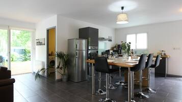 Een koelkast, een oven, een kookplaat, een vaatwasser