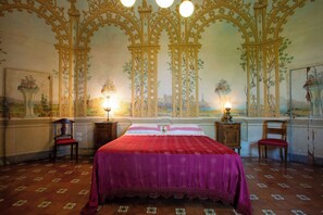 2 Schlafzimmer, Schreibtisch, Bügeleisen/Bügelbrett, Reisekinderbett