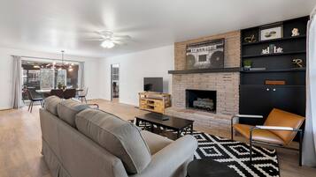 Een smart-tv en tafelvoetbal